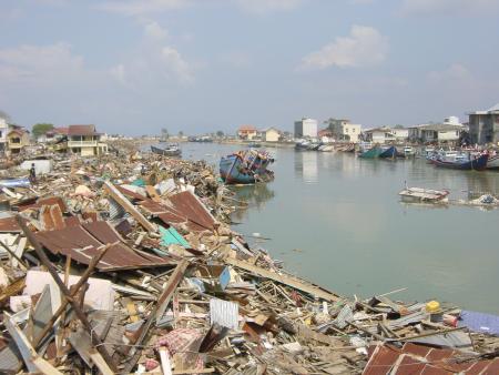 Zona de Indonesia devastada por el tsunami que acabó con la vida de 130 700 personas y destruyó 199 766 hogares en 2004