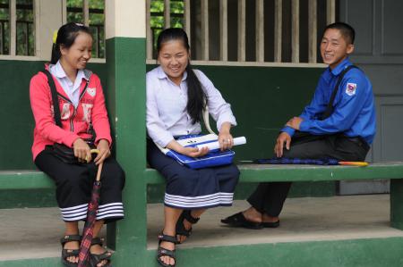 Meeson (en el centro) ha podido continuar con su educación gracias a una beca de Plan International en Laos