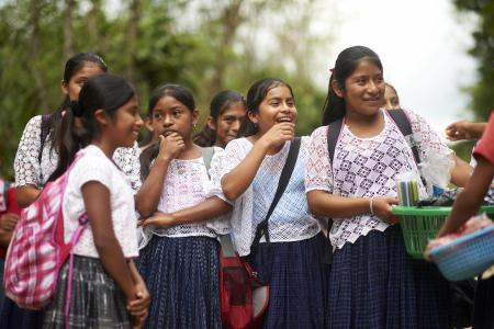 Niñas de camino a la escuela en Guatemala