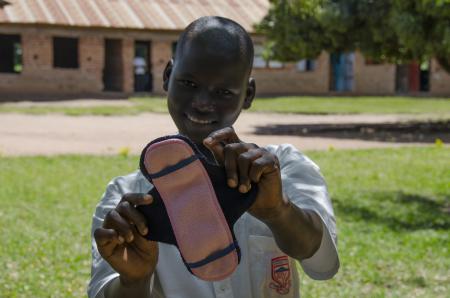 Betty aprende cómo utilizar una afripad en Uganda