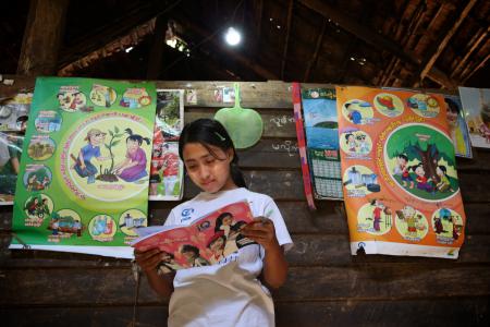 Ma Wai Wai utiliza bombillas de luz solar para estudiar y leer en su casa en Myanmar