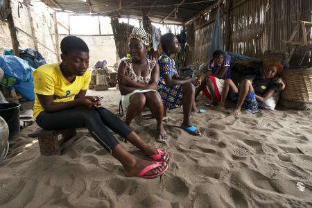 Cada año en Togo, miles de niñas son traficadas desde las zonas rurales para trabajar en el servicio doméstico en condiciones de semiesclavitud en la ciudad o en los países vecinos de Nigeria y Benín