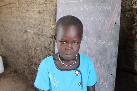 Aman, de 5 años, acude a uno de los centros de educación no formal de Plan International en Sudán del Sur