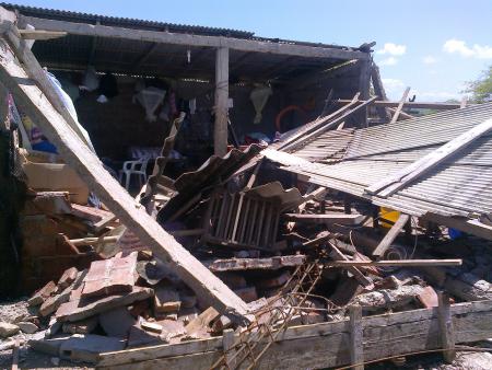 Un edificio destruido por el seísmo en Santa Elena, Ecuador