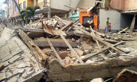 Edificio destruido por el terremoto en Manabí, Ecuador