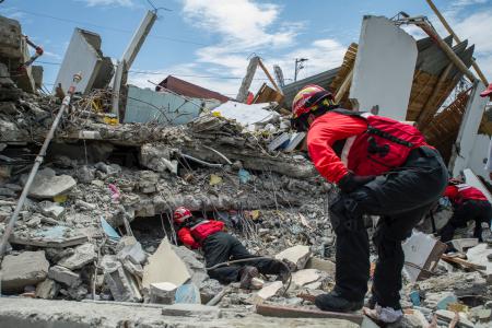 Equipo de rescate busca supervivientes al terremoto en Ecuador