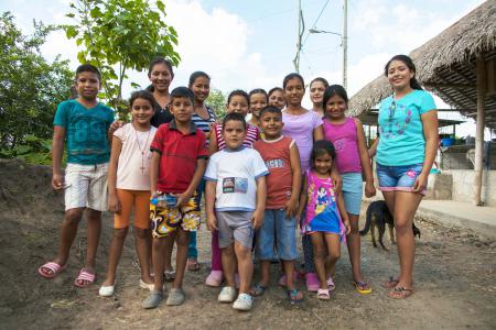 Johana con un grupo de niños y niñas que vive temporalmente en el albergue de Puertoviejo, en Manabí