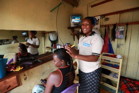 Hawa, trabajadora sexual, ahora tiene una peluquería gracias a Plan International Hawa, trabajadora sexual, ahora tiene una peluquería gracias a Plan International