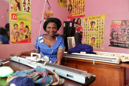 Janet, trabajadora sexual de Uganda, aprendiendo costura janet de uganda aprendiendo costura