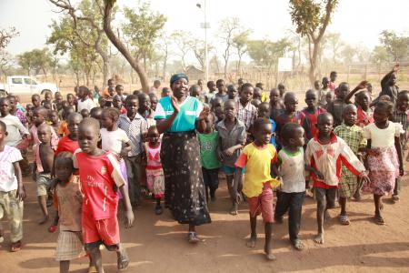 Halima con algunos de los niños y niñas a los que cuida en el centro de Cuidado y Desarrollo de la Primera Infancia de Plan International