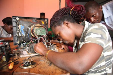 Las mujeres aprenden mecánica gracias al proyecto PEVU Mujer de Uganda aprendiendo mecánica