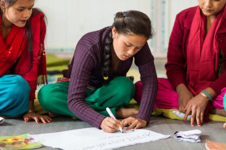 Maya acude a un Espacio Amigo de la Adolescencia provisto por Plan International en Nepal y está aprovechando su experiencia para aumentar la confianza de otras jóvenes