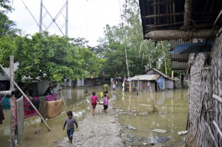 Miles de personas han perdido sus casas debido al impacto del Ciclón Roanu en Bangladés