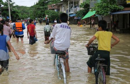 Estas inundaciones suceden casi un año después de las provocadas por el Ciclón Komen, que desplazó a comunidades enteras y destruyó los hogares, las escuelas y los cultivos de Minbya y otras áreas de Myanmar.