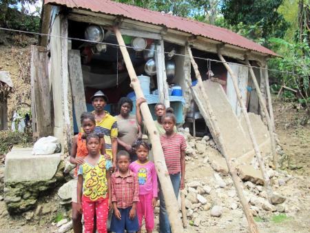 Chrisma, de Haití, ante su casa destruida por el huracán Chrisma, de Haití, ante su casa destruida por el huracán