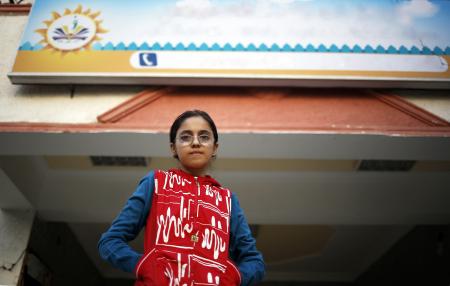 Rana, niña siria refugiada, frente al centro de apoyo psicosocial Rana, niña siria refugiada, frente al centro de apoyo psicosocial