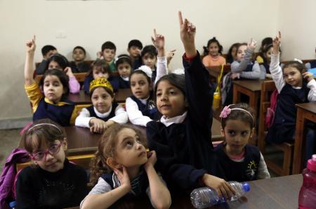 Niños y niñas sirios en una escuela de Giza (Egipto) Niños y niñas sirios en una escuela de Giza (Egipto)