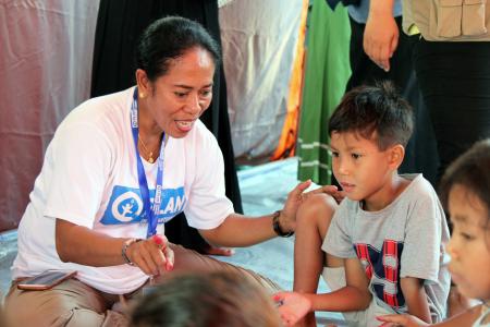 Herlina, Experta en Educación en Situaciones de Emergencia, se enfoca mucho en proteger sobre todo a las niñas. Herlina, Experta en Educación en Situaciones de Emergencia, se enfoca mucho en proteger sobre todo a las niñas.