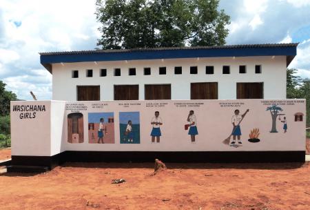 Aseos femeninos construidos con el apoyo de Plan International en una escuela en Kwala, en el distrito de Kisarawe en Tanzania
