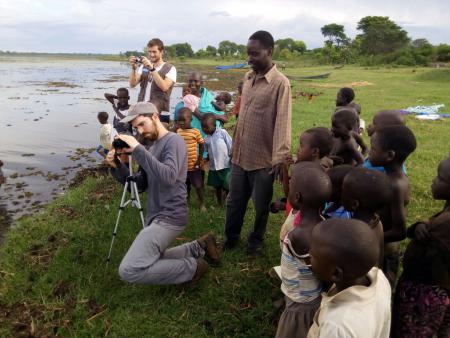Equipo de Plan International y Ferrovial en el lago Kyoga en Uganda