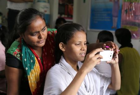 La brecha de género en el acceso a internet sigue siendo más pronunciada entre los países en desarrollo, 31% en 2016