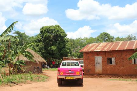 Vehículo de Plan International en una comunidad de Bugaya