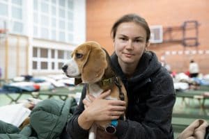 Yana y su mascota tras huir de Ucrania