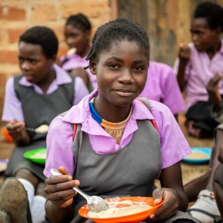 Kit escolar más comida para una niña o un niño