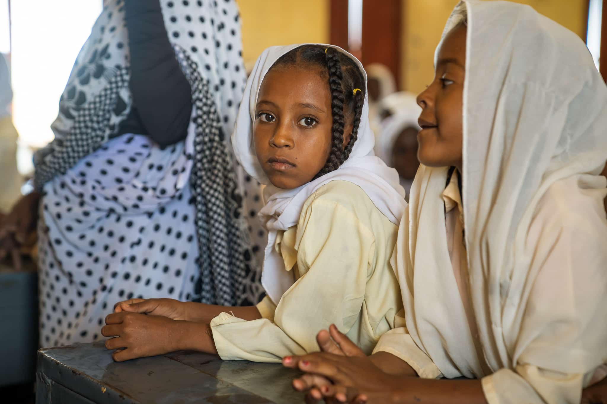 Una niña espera su turno para recibir un kit con material escolar por parte de Plan International en el estado de Gadarif, Sudán © Abdelrahman Justen para Plan International