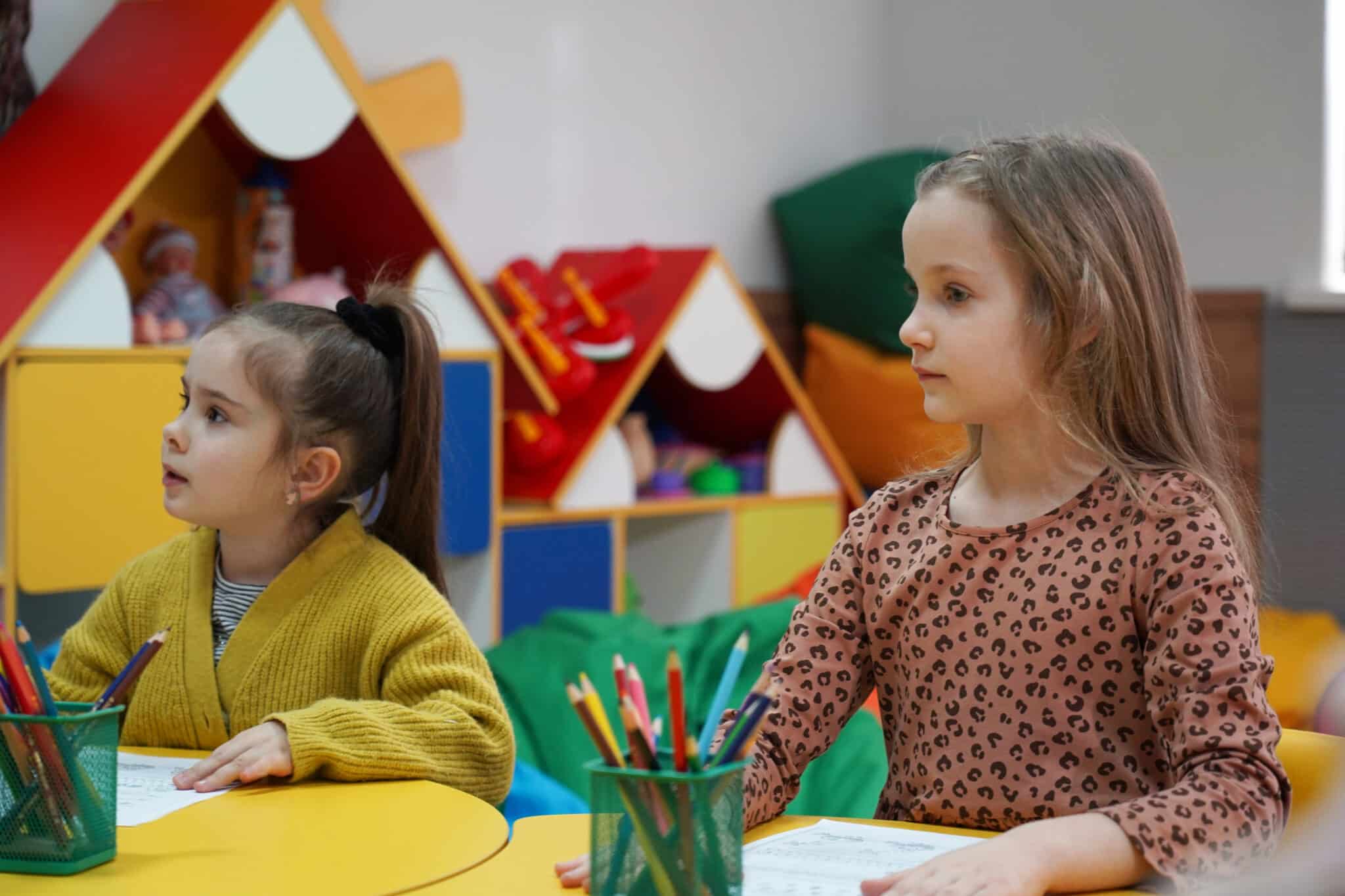 Dos niñas participan en un taller artístico en un centro de protección infantil apoyado por Plan International en Kiev, Ucrania.