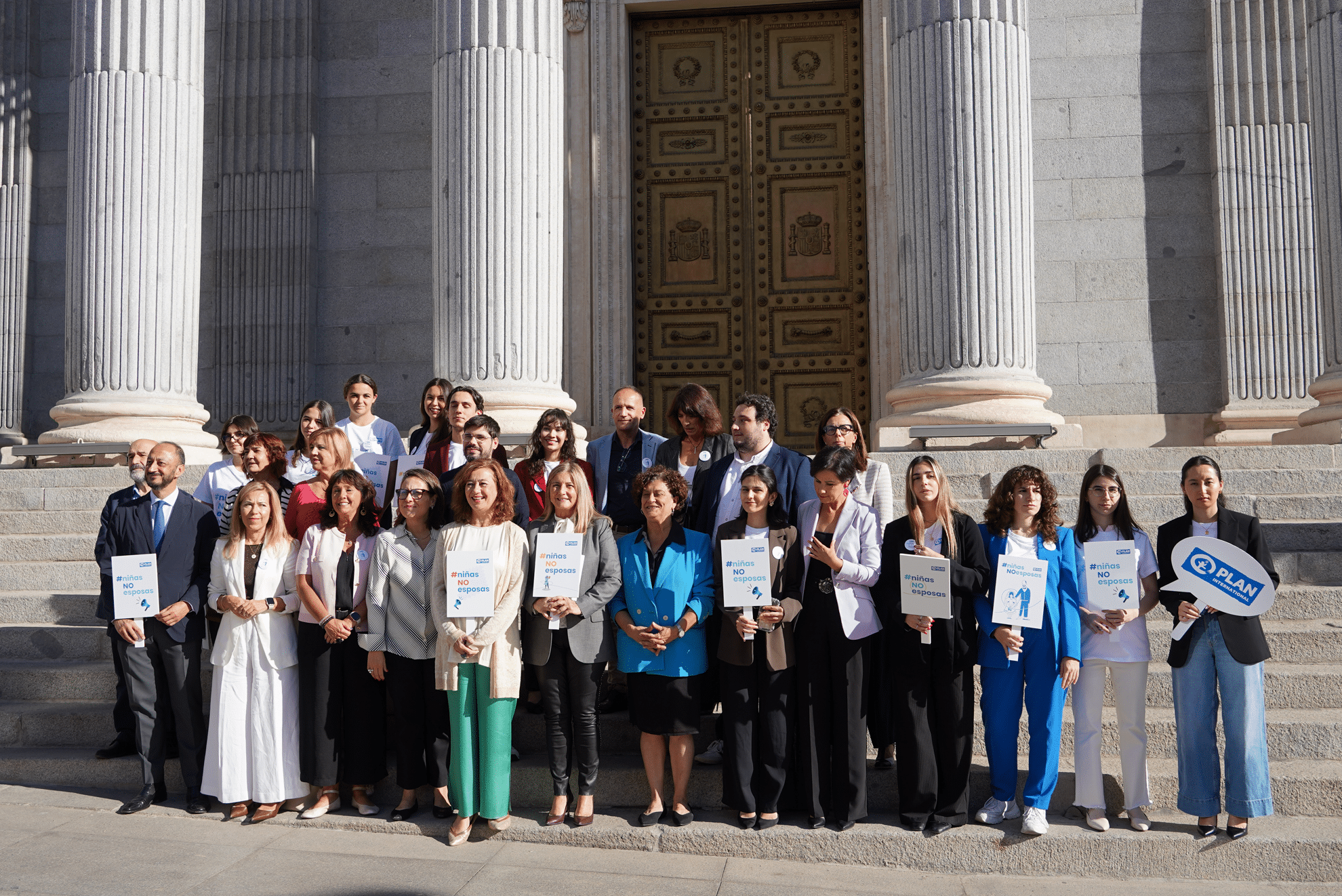 posado de dirección general de Plan International y diputados y diputadas frente al Congreso