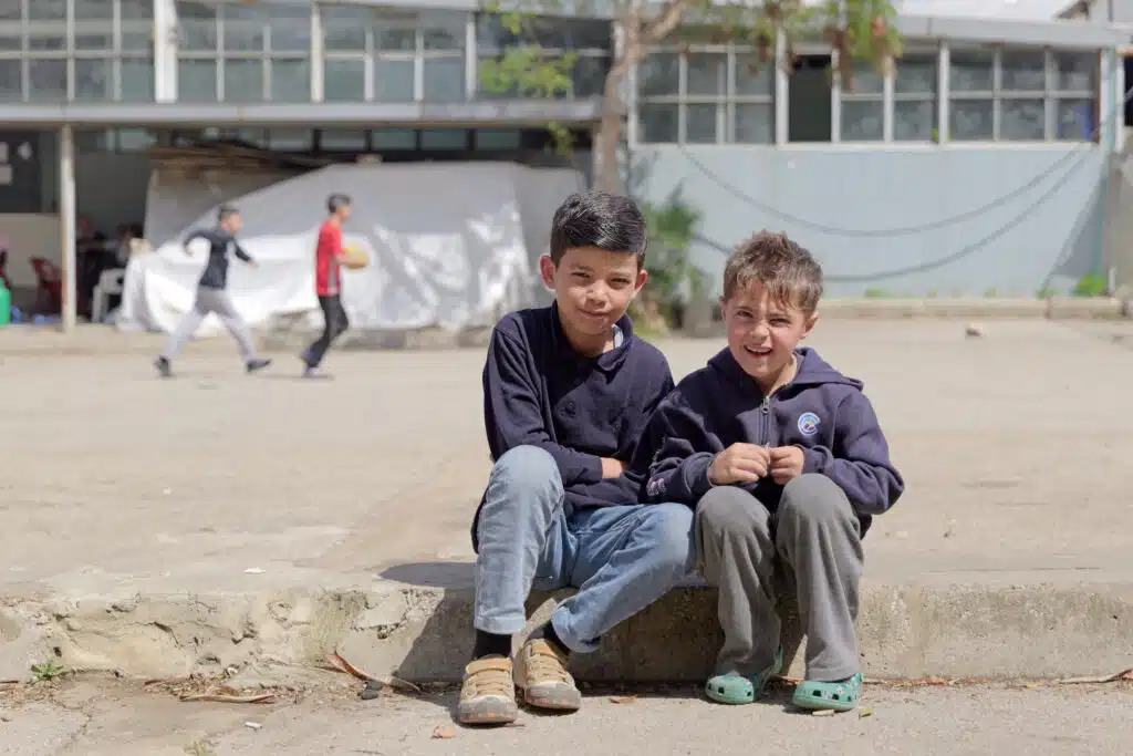 Hani y Youssef, de 9 y 6 años, se han convertido en mejores amigos en el refugio para familias desplazadas en el que ofrece asistencia humanitaria Plan International © Plan International / Hasan Noureddine