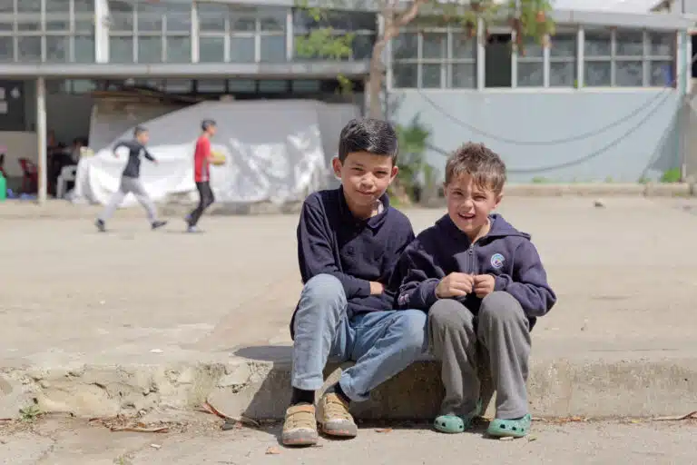 Hani y Youssef, de 9 y 6 años, se han convertido en mejores amigos en el refugio para familias desplazadas en el que ofrece asistencia humanitaria Plan International © Plan International / Hasan Noureddine