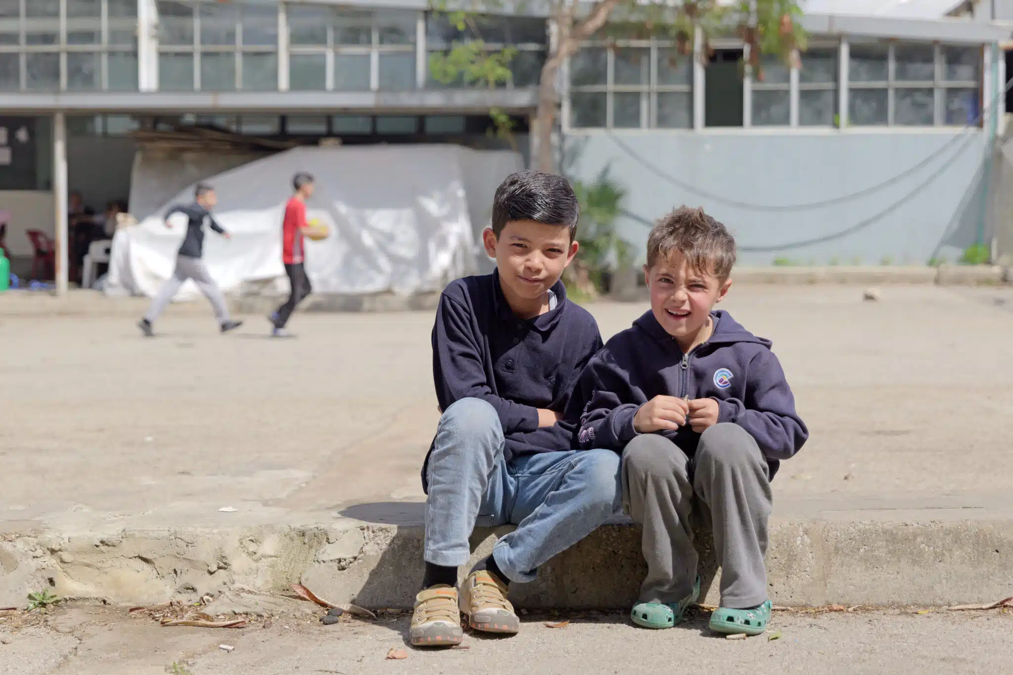Hani y Youssef, de 9 y 6 años, se han convertido en mejores amigos en el refugio para familias desplazadas en el que ofrece asistencia humanitaria Plan International © Plan International / Hasan Noureddine