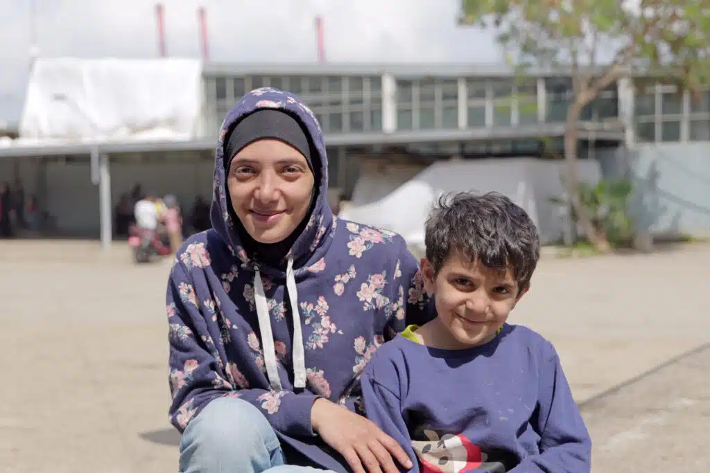 Mariam, de 35 años, junto al más pequeño de sus tres hijos © Plan International / Hasan Noureddine