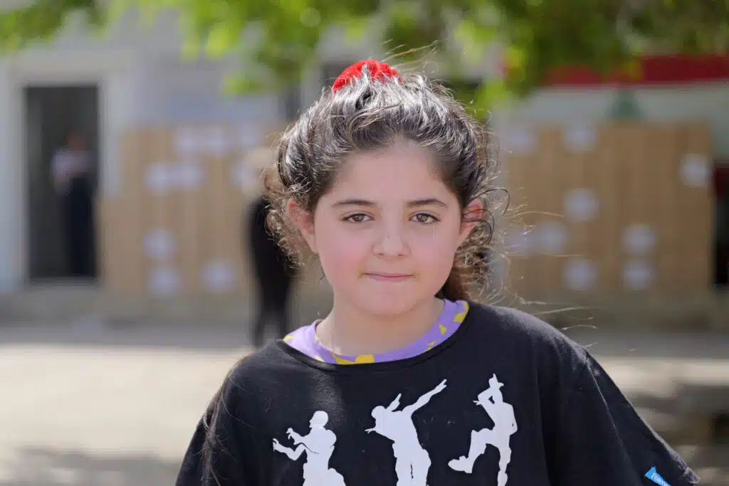 Amani, de ocho años, siempre había querido vivir en Beirut, pero no es así como lo imaginaba © Plan International / Hasan Noureddine