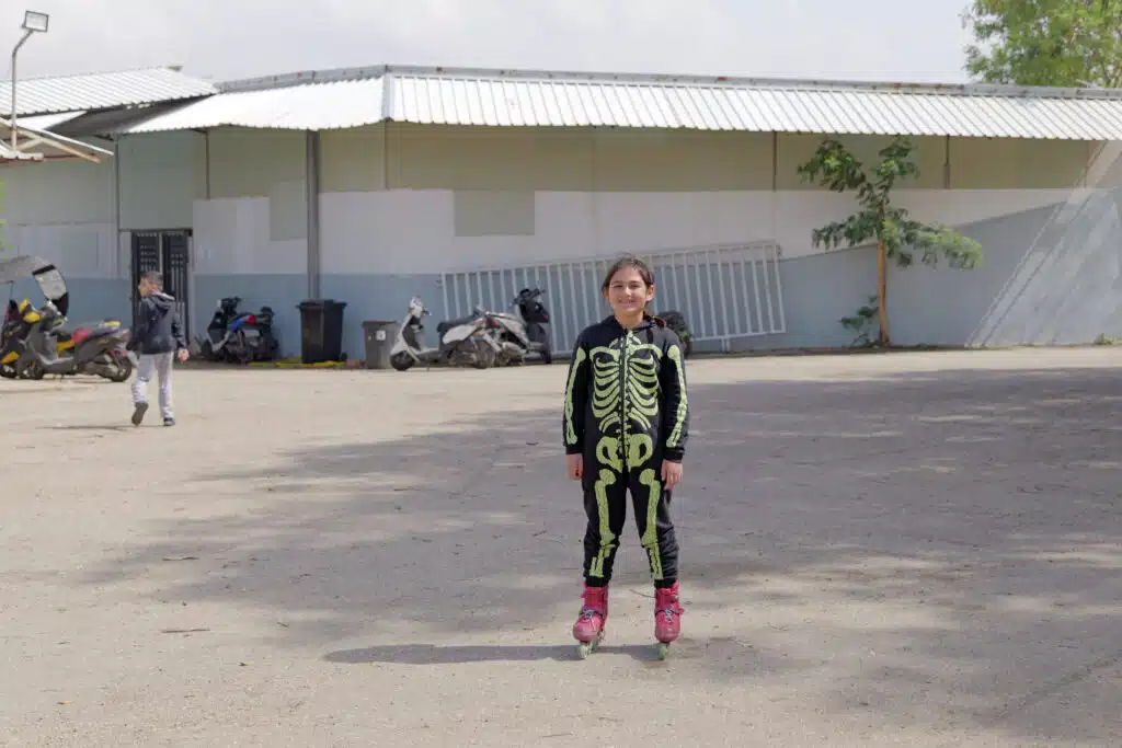 Los patines rosas de Amal no son solo un pasatiempo, son una vía de escape en mitad del conflicto © Plan International / Hasan Noureddine