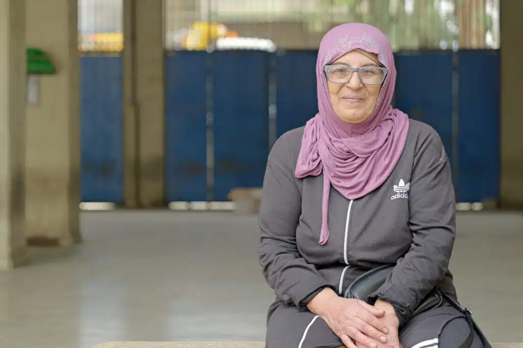 Jihan, de 65 años, se ha desplazado junto a su marido pero echa de menos el jardín que ha cultivado durante toda su vida © Plan International / Hasan Noureddine