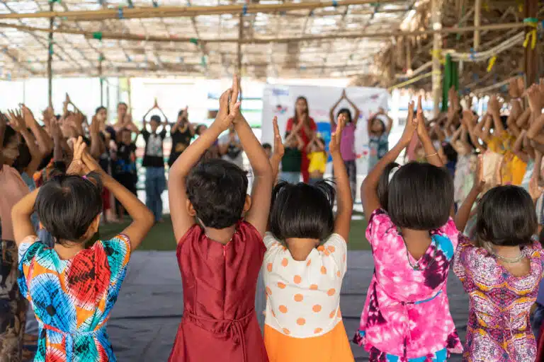 Niños y niñas juegan en uno de los espacios amigables para la infancia construidos por Plan International para ofrecer lugares seguros a las víctimas del terremoto © Plan International