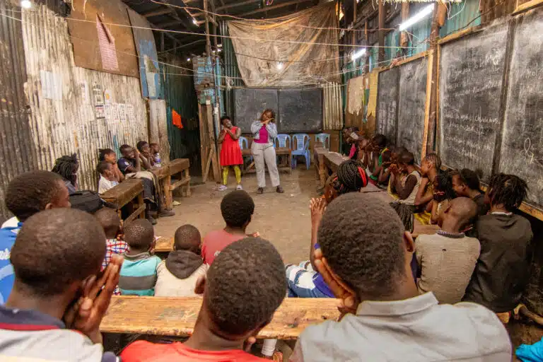 Una de las participantes del proyecto She Leads de Plan International trabaja con niños y niñas en un centro educativo en Mathare, uno de los asentamientos informales más densamente poblados de Nairobi © Plan International / Annet Maina