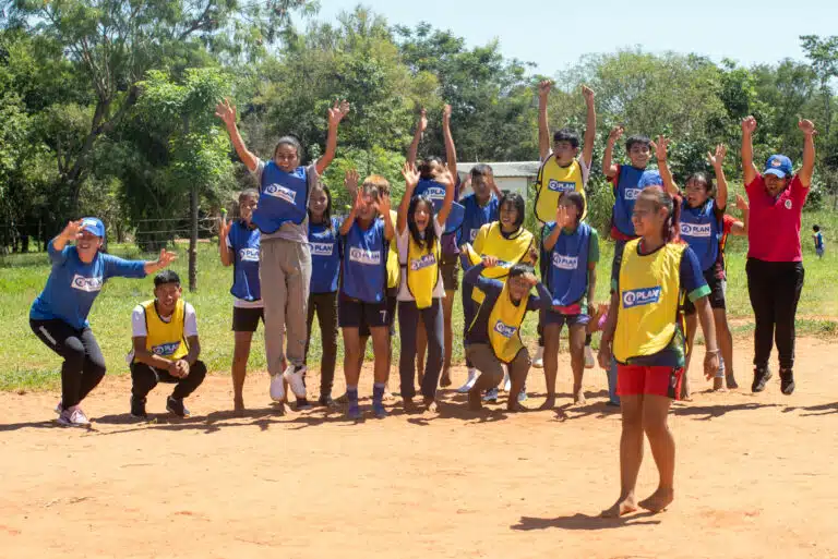 Jugadores y jugadoras celebran el gol de una chica parte de la Liga Joaju en una de las sesiones de entrenamiento © Plan International