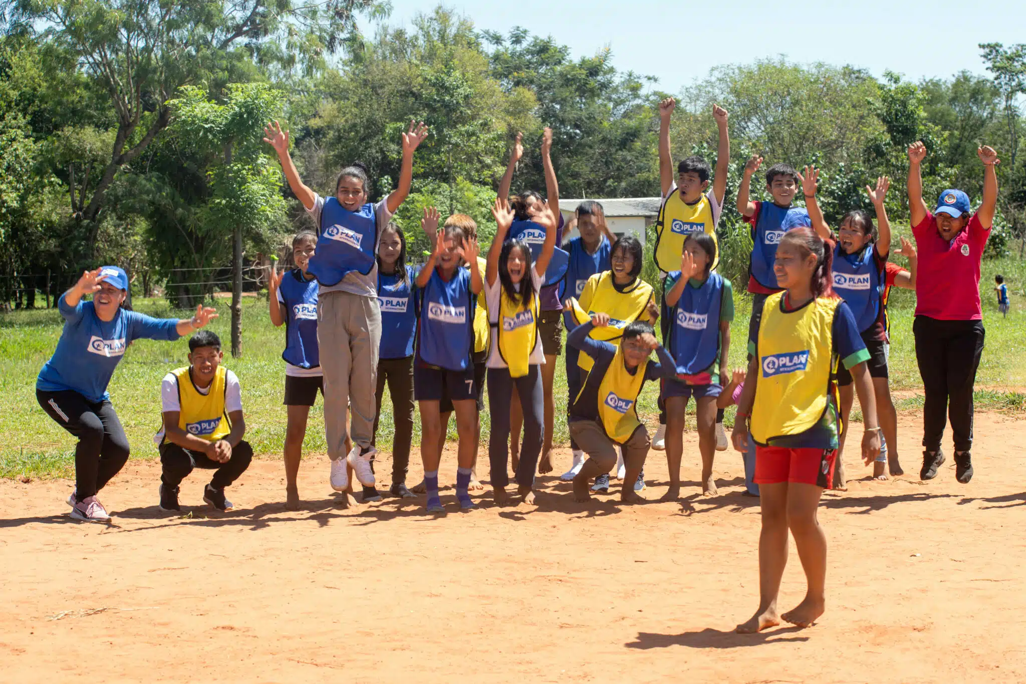 Jugadores y jugadoras celebran el gol de una chica parte de la Liga Joaju en una de las sesiones de entrenamiento © Plan International
