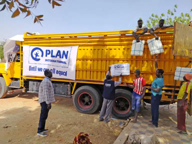 Para apoyar a las familias con necesidades urgentes de asistencia, un convoy de camiones de Plan International que transportaba alimentos y artículos esenciales no alimentarios partió del estado del Nilo Blanco hacia Kordofán del Sur © Plan International