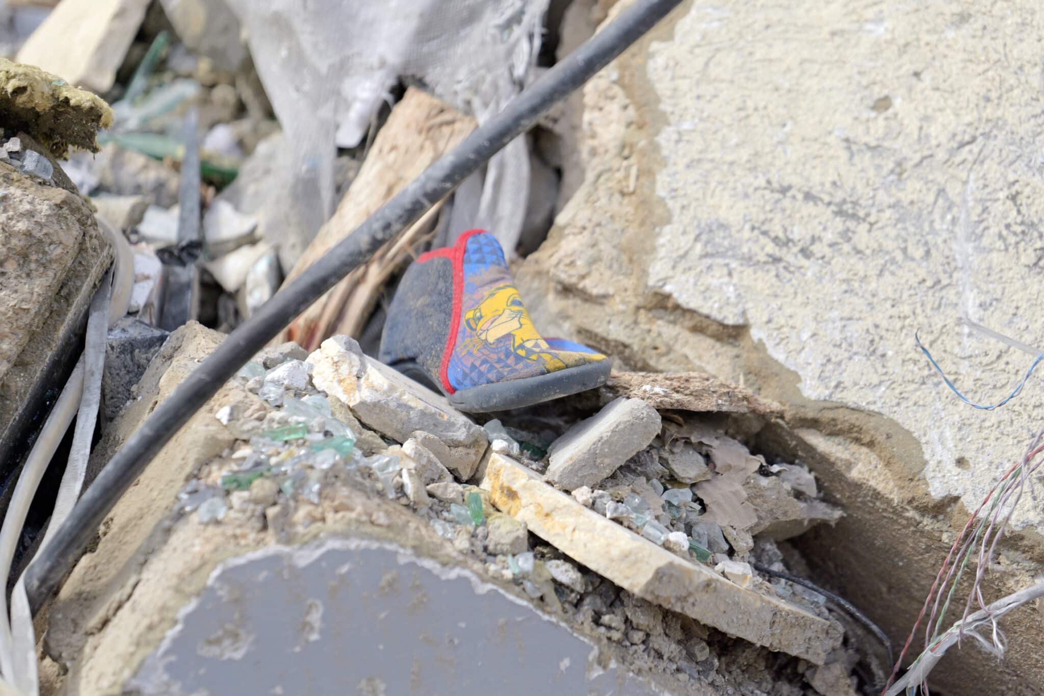 Una zapatilla infantil entre los escombros provocados por un bombardeo en Beirut, la capital del Líbano en abril de 2026 © Plan International / Hasan Noureddine