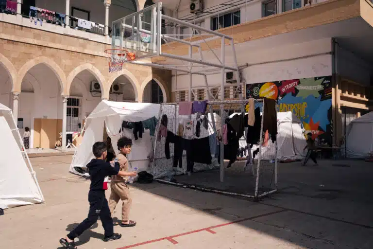 Niños juegan en el patio de una escuela reconvertida en refugio para familias desplazadas en Beirut © Plan International / Frederik Kynde