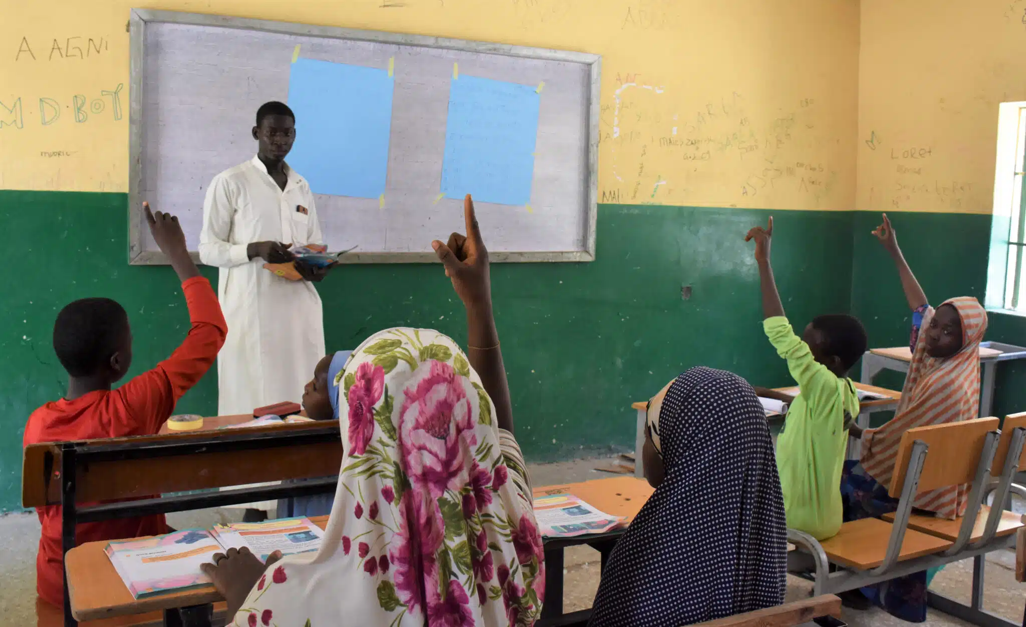 Un profesor da clase en un programa de aprendizaje acelerado impulsado por Plan International en Nigeria para facilitar el regreso a la educación formal a niñas y niños desplazados en los estados de Borno y Yobe. © Plan International