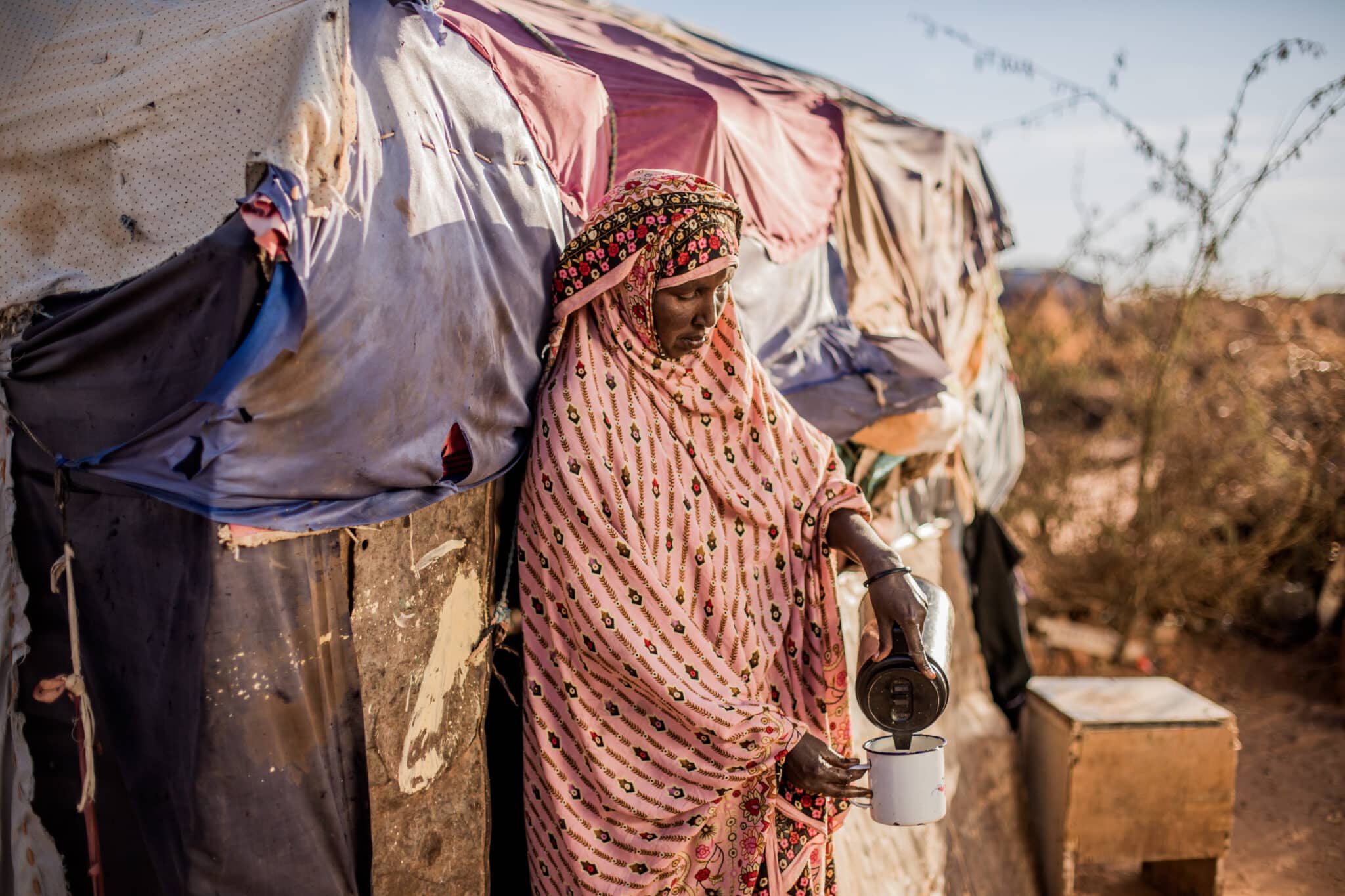 Qadan y su familia llevaban años viviendo en un campo para desplazados en Somalia cuando tuvo que casar a sus dos hijas de 15 y 16 años por no poder darles de comer © Plan International / Izla Bethdavid