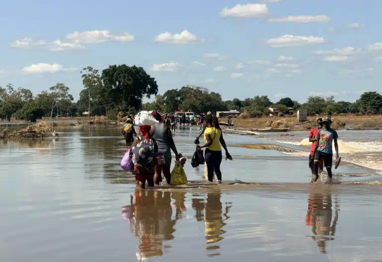 Familias de la región de Gaza en Mozambique atraviesan zonas inundadas mientras dejan sus hogares en busca de terrenos más elevados © Plan International