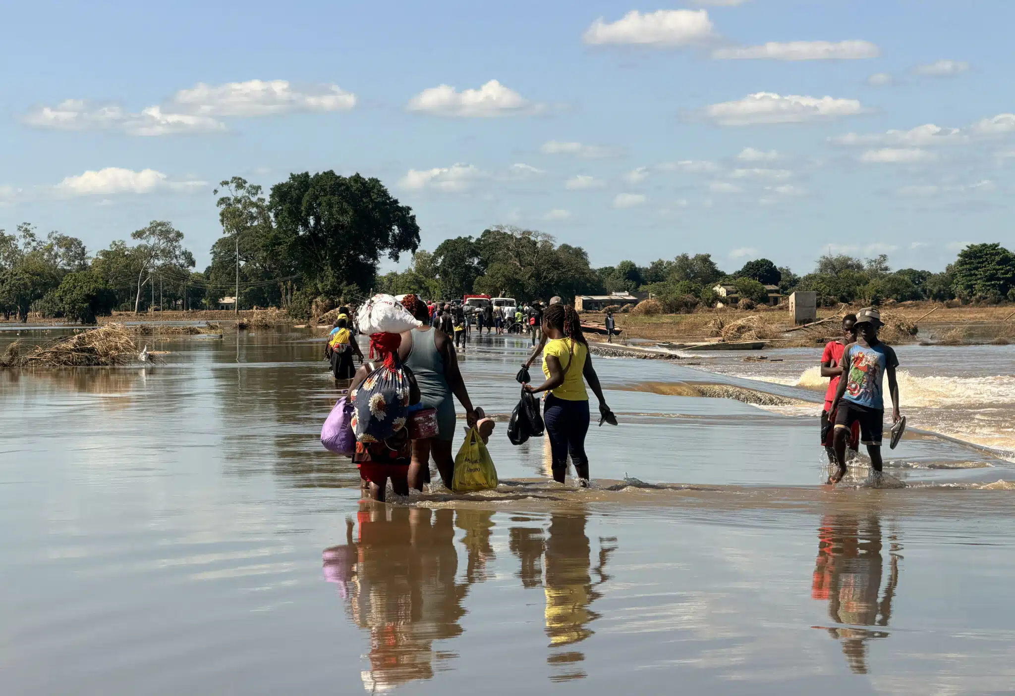 Familias de la región de Gaza en Mozambique atraviesan zonas inundadas mientras dejan sus hogares en busca de terrenos más elevados © Plan International