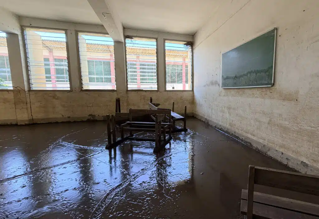 El barro cubre el suelo de un centro de formación afectado por las inundaciones en la provincia de Gaza, Mozambique © Plan International